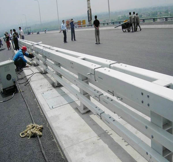 公路防撞护栏